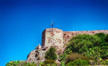 Bir nehir üzerinde antik köy görünümü