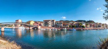 Bir nehir üzerinde antik köy görünümü