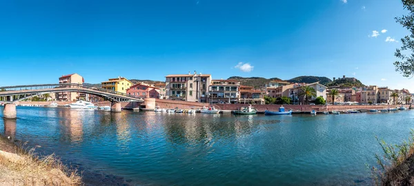 Bir nehir üzerinde antik köy görünümü