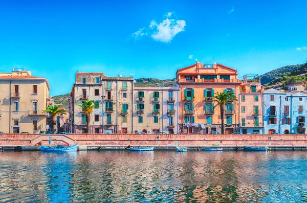 Bir nehir üzerinde antik köy görünümü