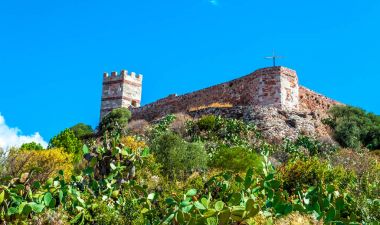 Bir nehir üzerinde antik köy görünümü