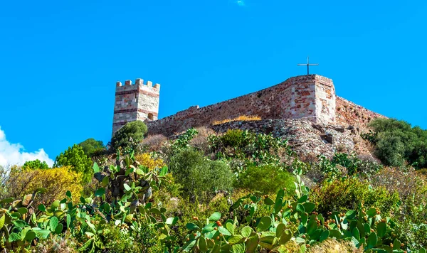 Bir nehir üzerinde antik köy görünümü