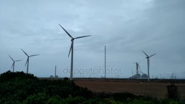 Bulutlu bir günde rüzgar türbini