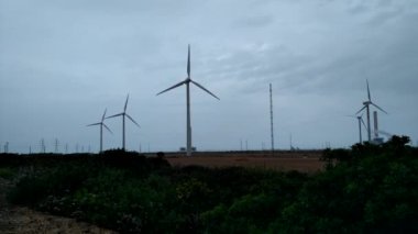 Bulutlu bir günde rüzgar türbini
