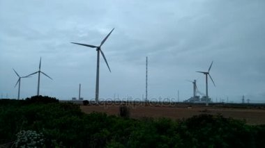 Bulutlu bir günde rüzgar türbini