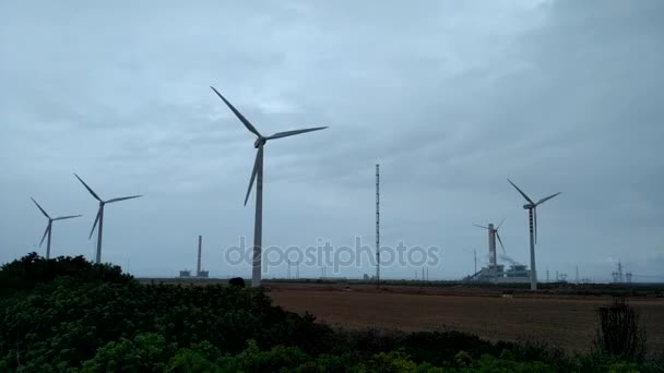 风电机组在阴天 — 图库视频影像