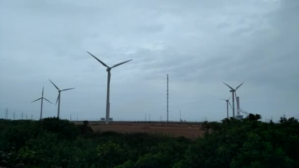 Turbina eólica en un día nublado — Vídeo de stock