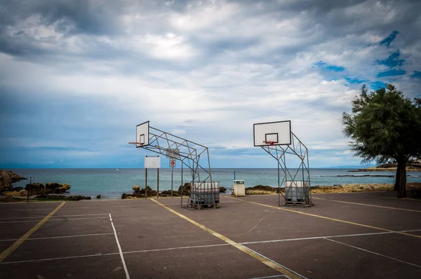Parque infantil de baloncesto junto al mar en otoño — Foto de Stock
