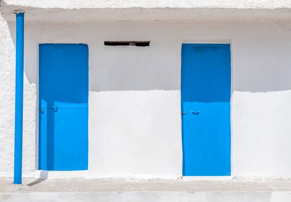 Edificio blanco y azul en la playa — Foto de Stock