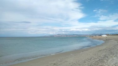Sonbaharın bulutlu gün Beach'de 