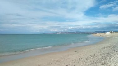 Zaman atlamalı Beach sonbaharın bulutlu günde 