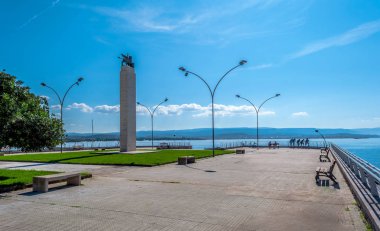 Güneşli bir gün küçük Fertilia şehir görünümünü