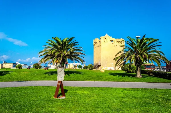 Перегляд арагонською вежі в порту Порто-Торрес — стокове фото