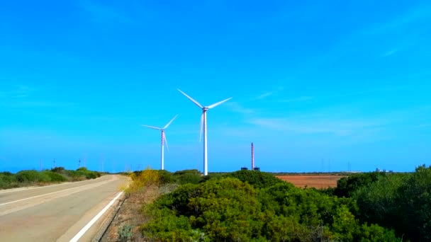 Вітрові турбіни на дачі — стокове відео