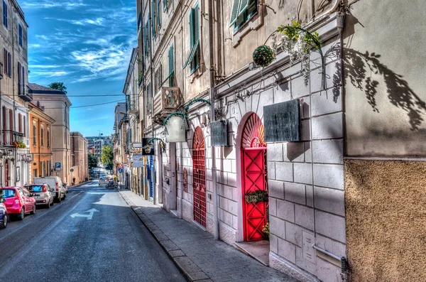 Vista de callejón en la pequeña ciudad europea — Foto de Stock