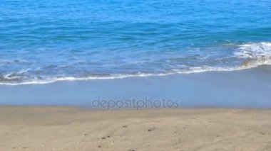 Sahilde küçük dalgalar