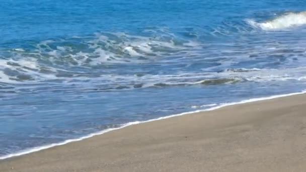 Kis hullámok a tengerparton — Stock videók