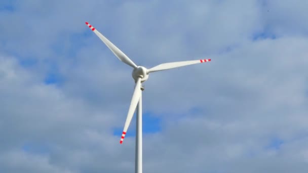 Nahaufnahme einer Windkraftanlage — Stockvideo