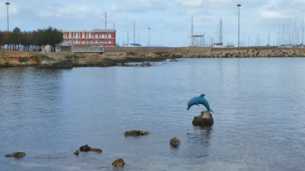 Dolphin statue in the sea — Stock Video