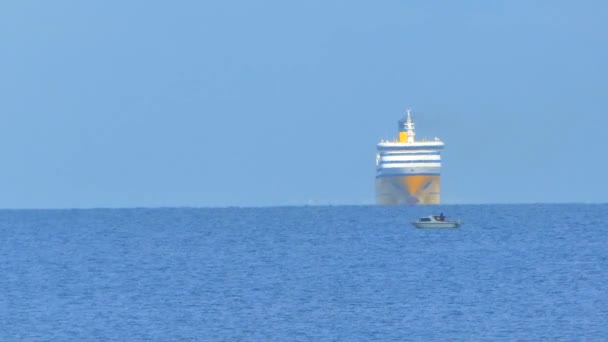 Pequeño barco con gran barco que viene — Vídeo de stock