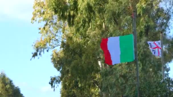 Olasz zászló a szél shaked — Stock videók