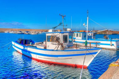 Küçük liman geminin tam