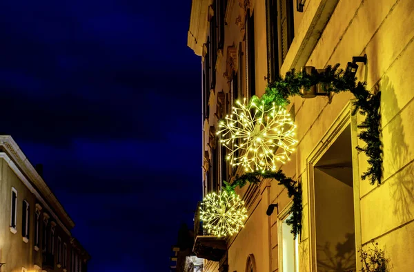 Luzes da cidade prontas para o Natal — Fotografia de Stock