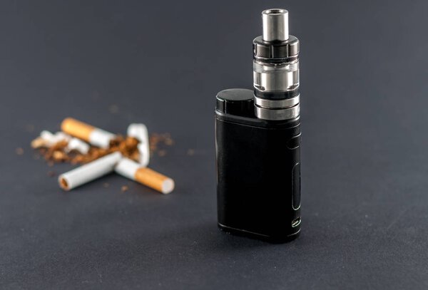 Крупный план электронной сигареты на тёмном фоне
