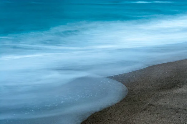 Longa exposição da praia no inverno — Fotografia de Stock