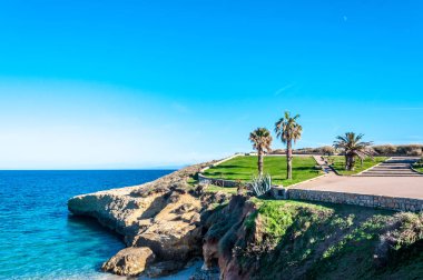 Şehrin içinde sahil görünümü