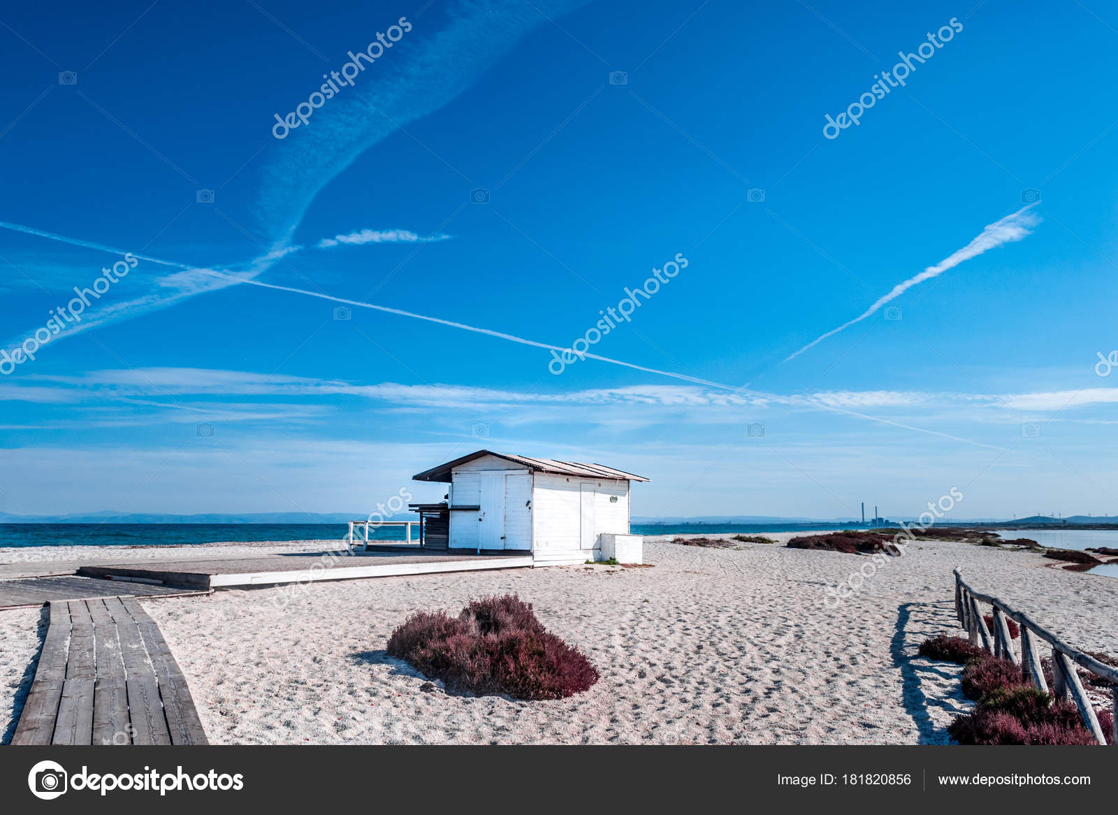 Cottage Bianco Sulla Spiaggia Foto Stock Replica73