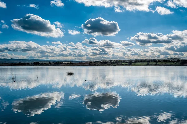 Reflektion av moln på vattnet — Stockfoto