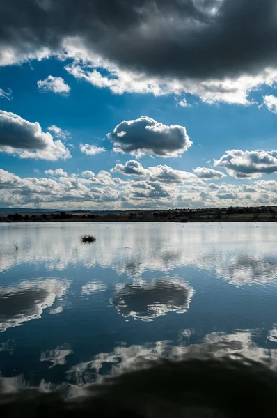 Reflektion av moln på vattnet — Stockfoto
