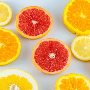 Narenciye beyaz zemin üzerine dilimlenmiş