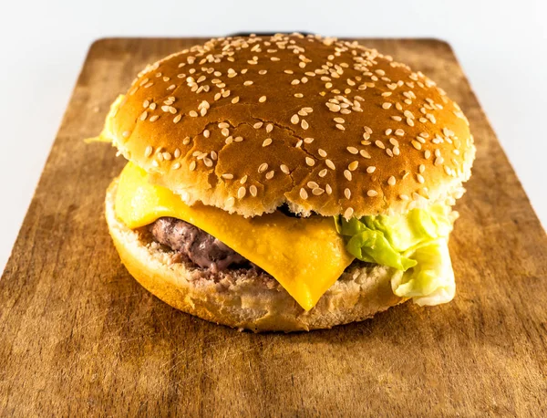 Isolierter Cheeseburger auf neutralem Hintergrund — Stockfoto