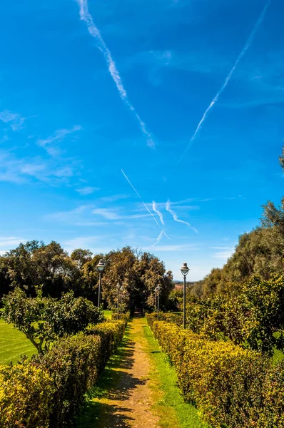 Der park von monserrato, sassari, bei sonnigem tag — Stockfoto