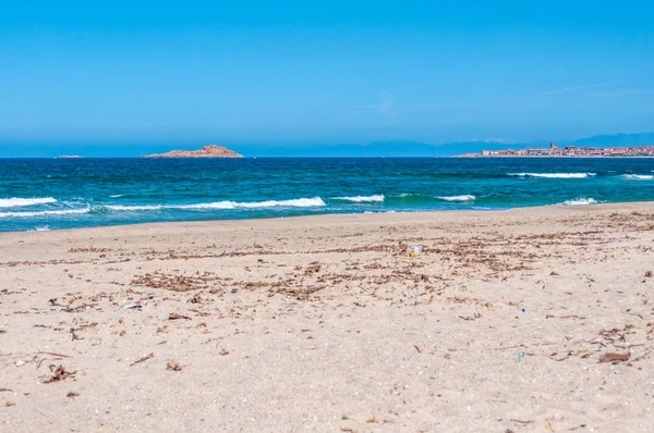 Vue sur l'île rouge depuis la plage de Badesi — Photo