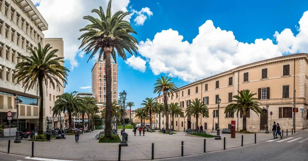 Panorámás kilátás nyílik a Sassari városát téren — Stock Fotó