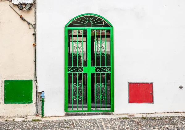 Porta verde na rua — Fotografia de Stock