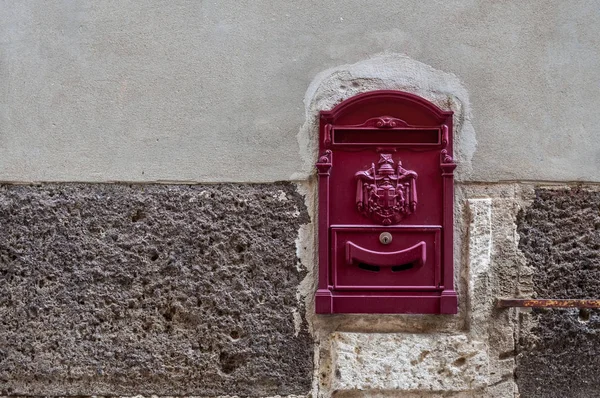 Roter Briefkasten an einer alten Mauer — Stockfoto