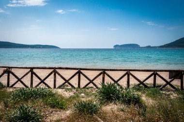 Capo Caccia Mugoni beach üzerinden görünümünü