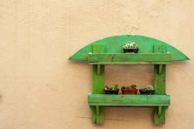 bir duvar küçük saksı