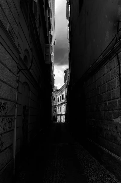 Callejón oscuro en el casco antiguo de Cerdeña — Foto de Stock