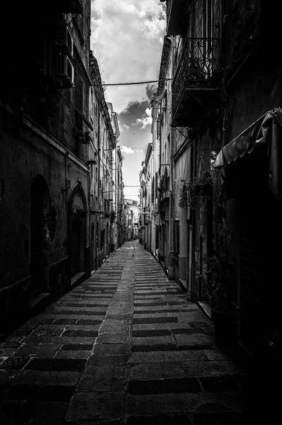 Callejón oscuro en el casco antiguo de Cerdeña — Foto de Stock