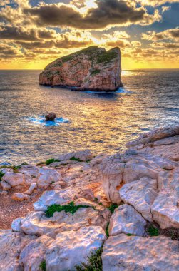 arka planda ada deniz kenarı ile günbatımı manzara