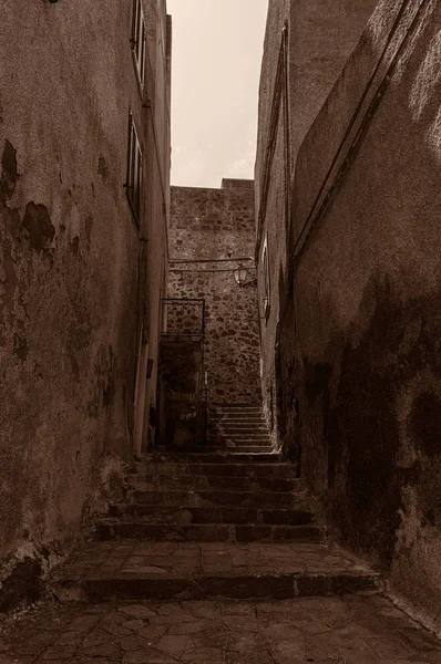 El hermoso callejón del casco antiguo de Castelsardo — Foto de Stock