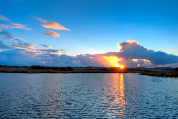 Teichlandschaft bei Sonnenuntergang — Stockfoto