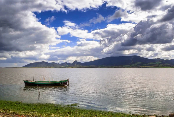 Landskap med fiske båt vid sjön — Stockfoto