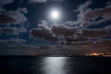 Bulutlu gökyüzü ile sahil gece manzara