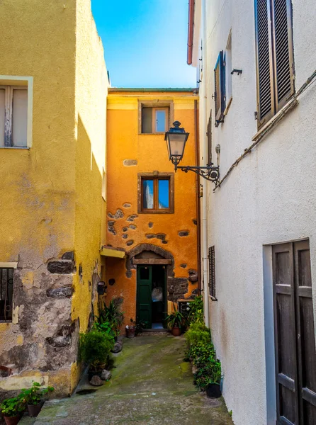 El hermoso callejón del casco antiguo de Castelsardo — Foto de Stock